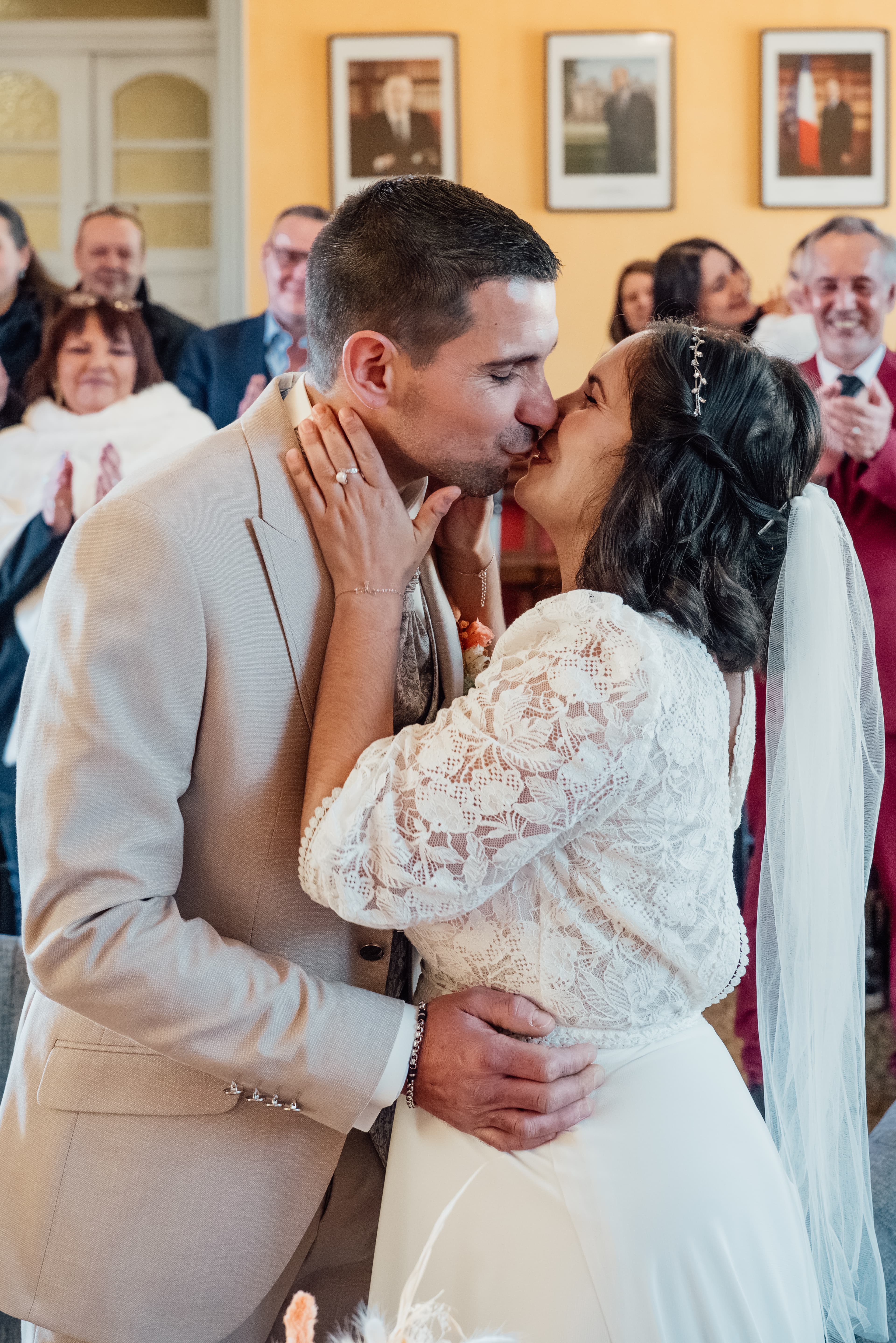 Les mariés s'embrassent